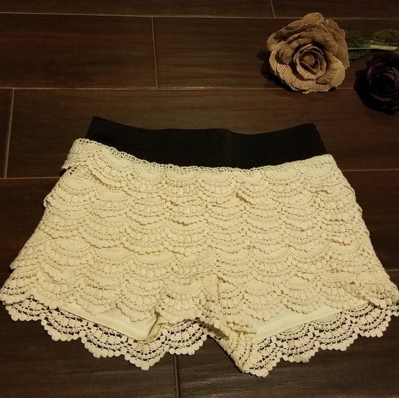 Cream Lace Shorts - Picture 1 of 3